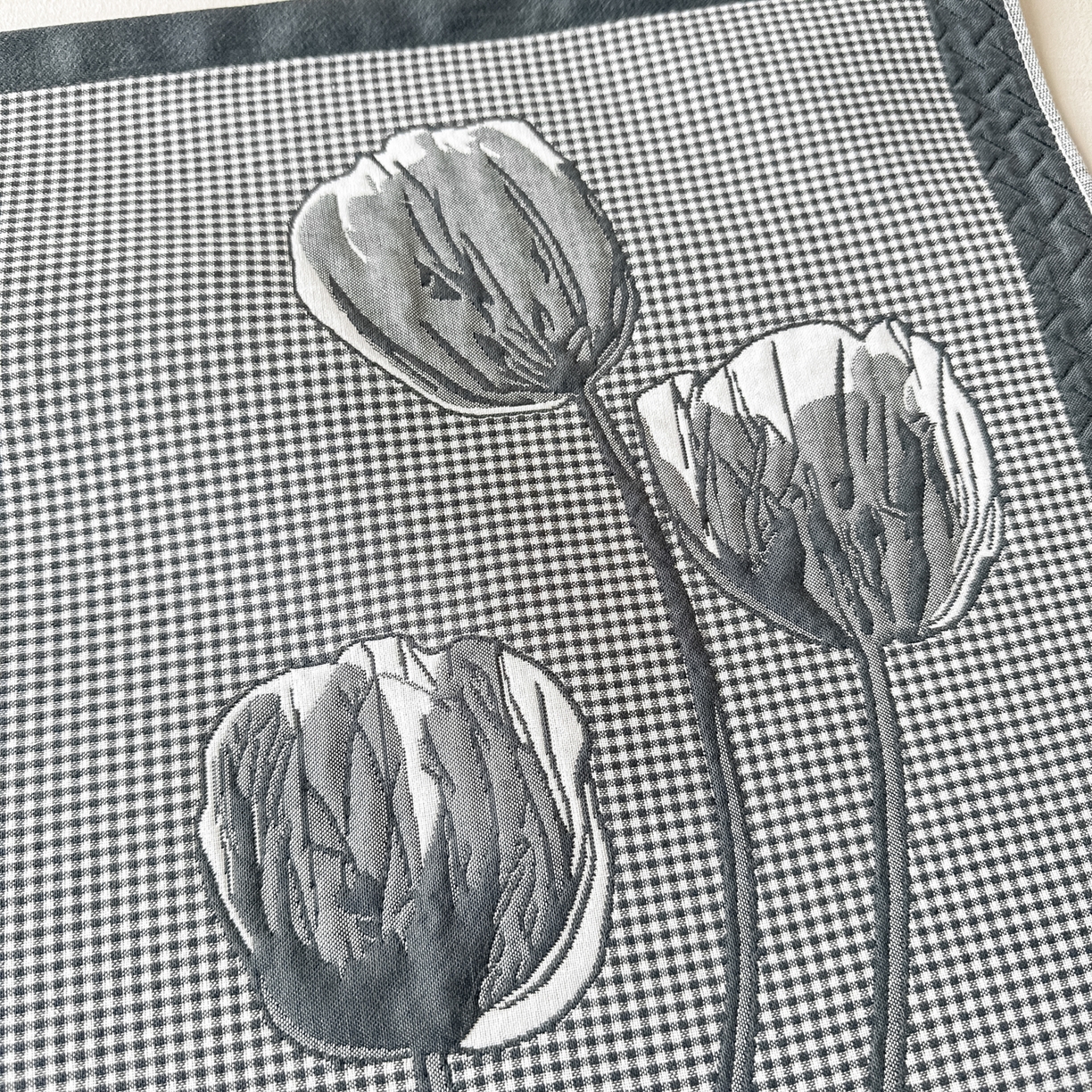 91家纺网 家纺一手货源 找家纺 沐瑟家纺 2025新款亲肤柔软纱布小米格枕巾 郁金香-深灰 52*78cm枕巾/对