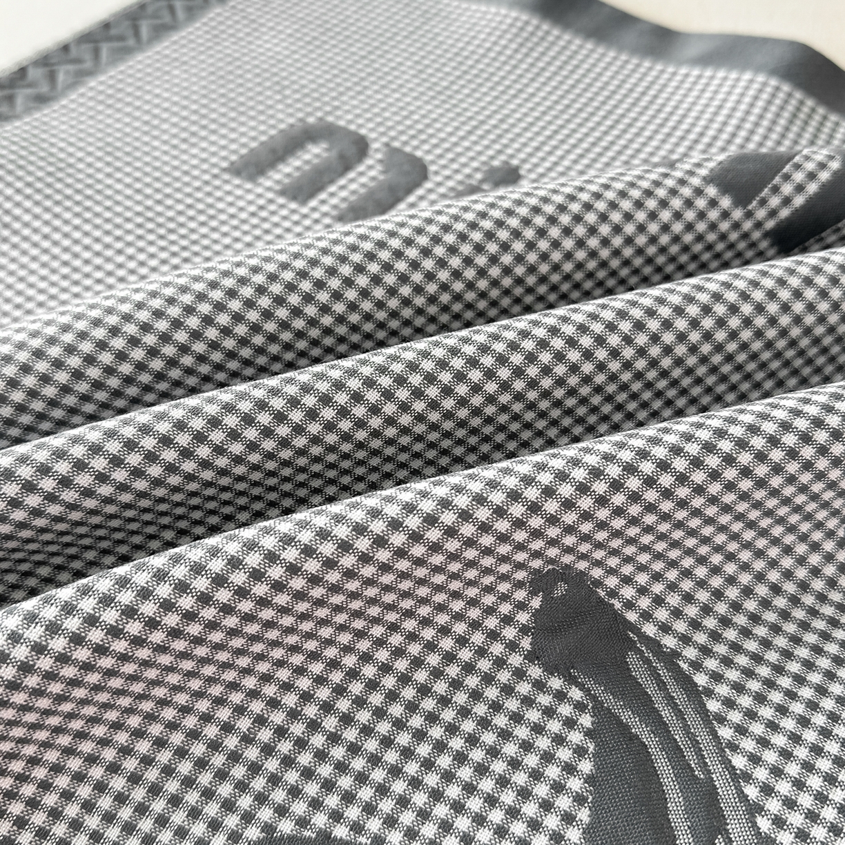 91家纺网 家纺一手货源 找家纺 沐瑟家纺 2025新款亲肤柔软纱布小米格枕巾 郁金香-深灰 52*78cm枕巾/对