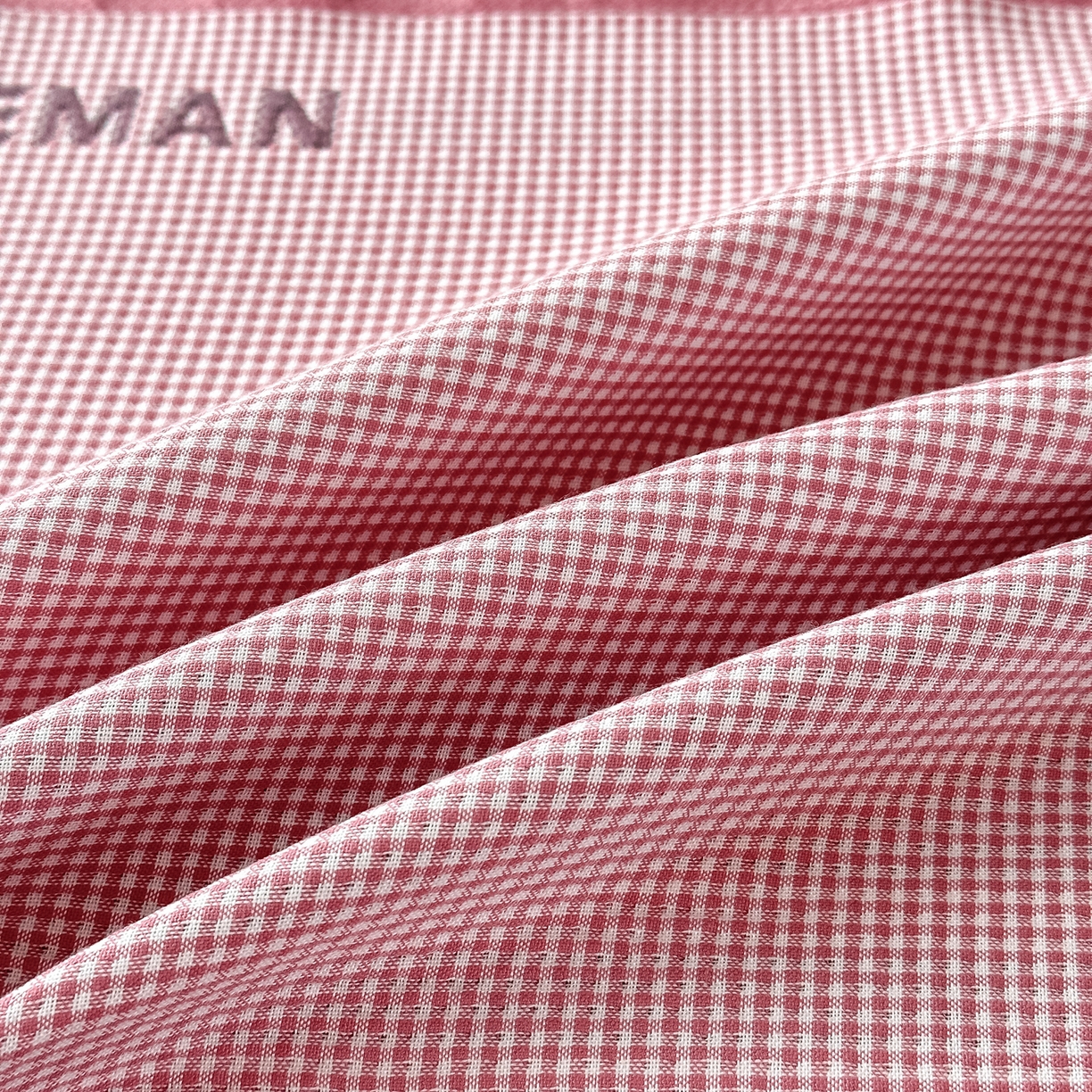 91家纺网 家纺一手货源 找家纺 沐瑟家纺 2025新款亲肤柔软纱布小米格枕巾 M兔-粉色 52*78cm枕巾/只