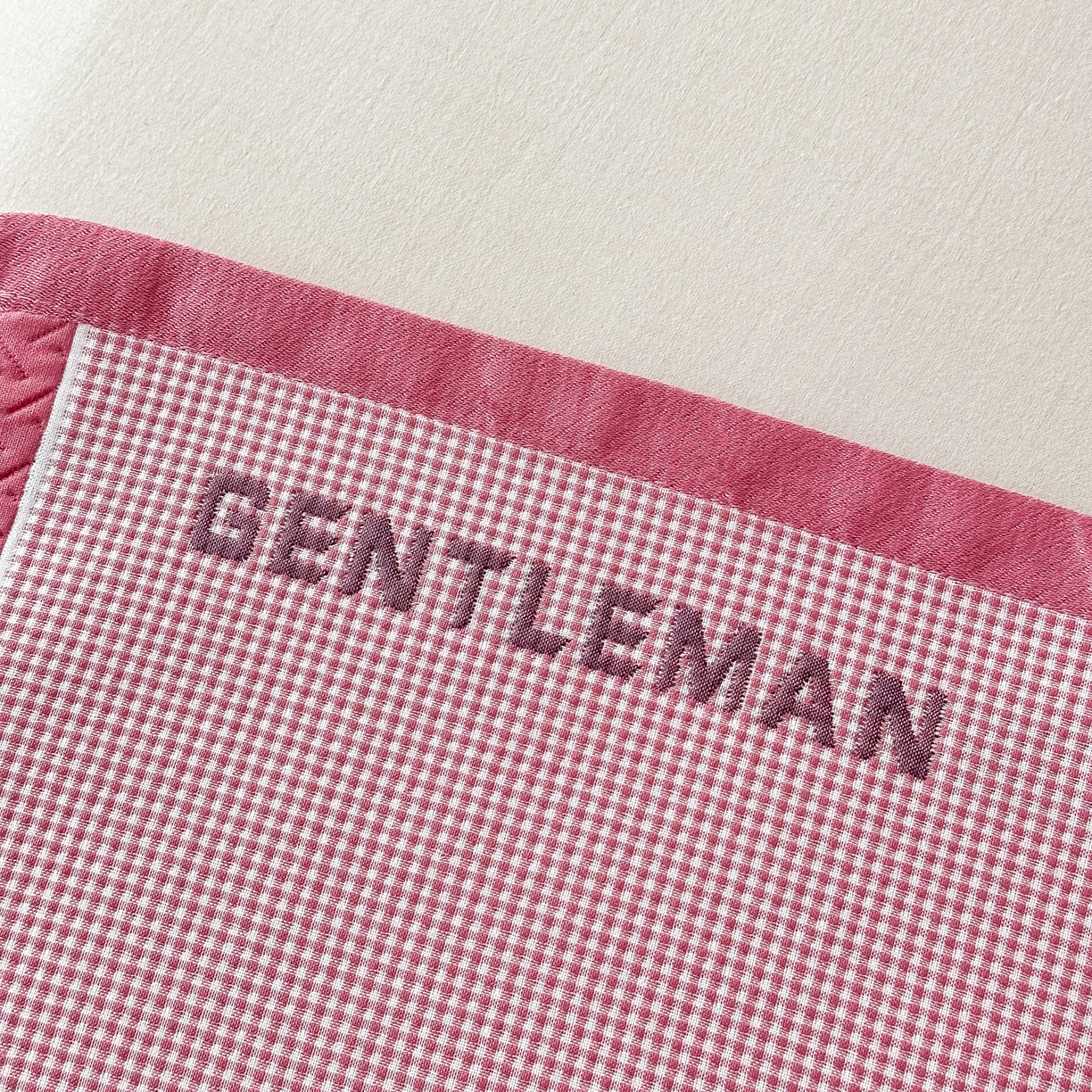 91家纺网 家纺一手货源 找家纺 沐瑟家纺 2025新款亲肤柔软纱布小米格枕巾 M兔-粉色 52*78cm枕巾/对