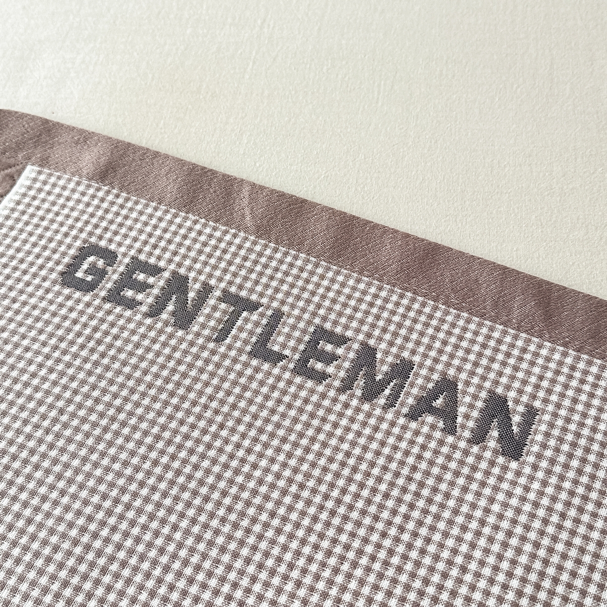 91家纺网 家纺一手货源 找家纺 沐瑟家纺 2025新款亲肤柔软纱布小米格枕巾 M兔-咖色 52*78cm枕巾/只