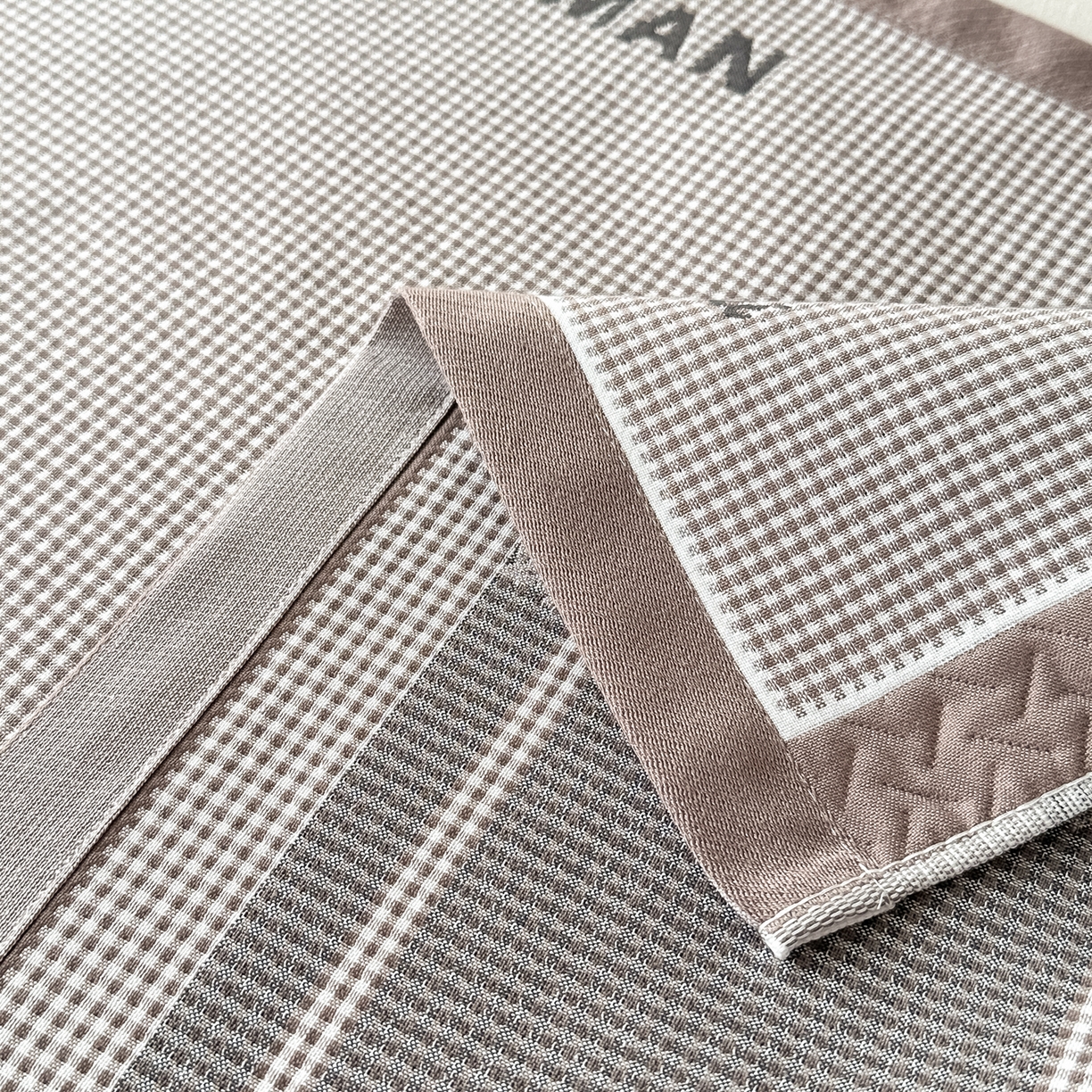 91家纺网 家纺一手货源 找家纺 沐瑟家纺 2025新款亲肤柔软纱布小米格枕巾 M兔-咖色 52*78cm枕巾/只