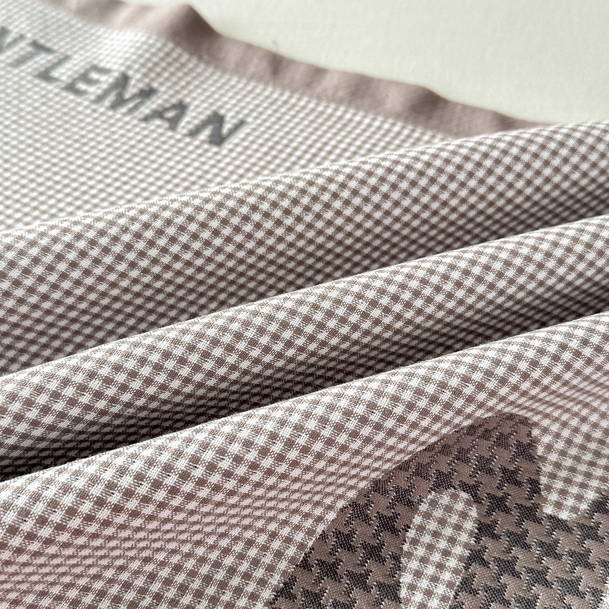 91家纺网 家纺一手货源 找家纺 沐瑟家纺 2025新款亲肤柔软纱布小米格枕巾 M兔-咖色 52*78cm枕巾/只