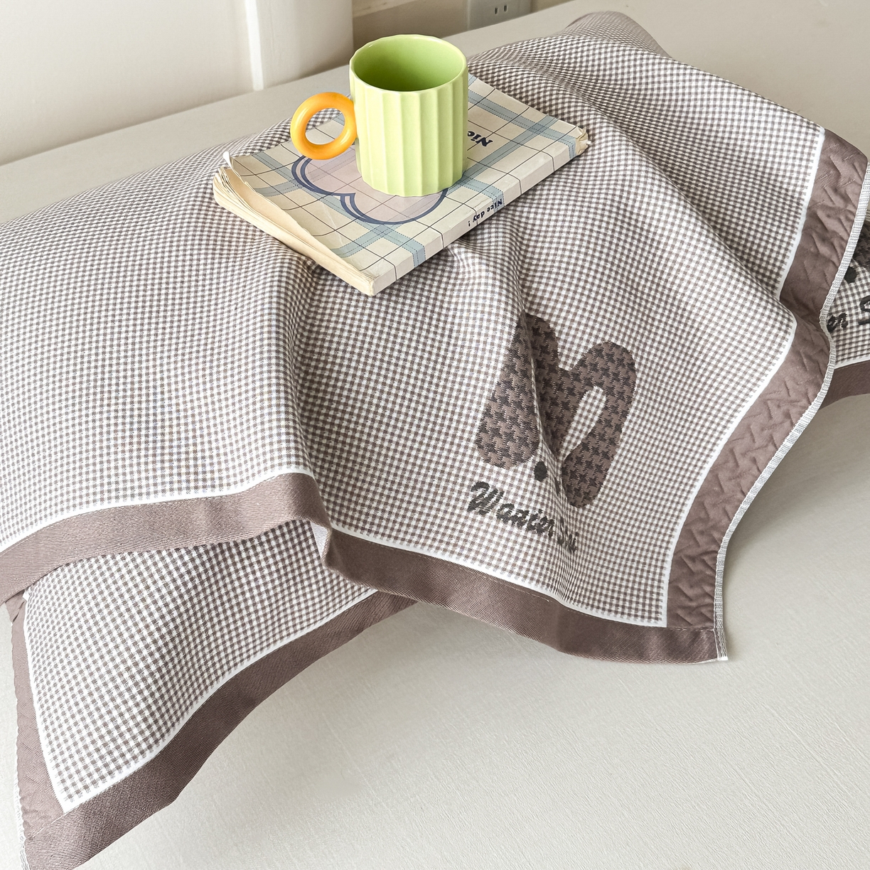 91家纺网 家纺一手货源 找家纺 沐瑟家纺 2025新款亲肤柔软纱布小米格枕巾 M兔-咖色 52*78cm枕巾/对