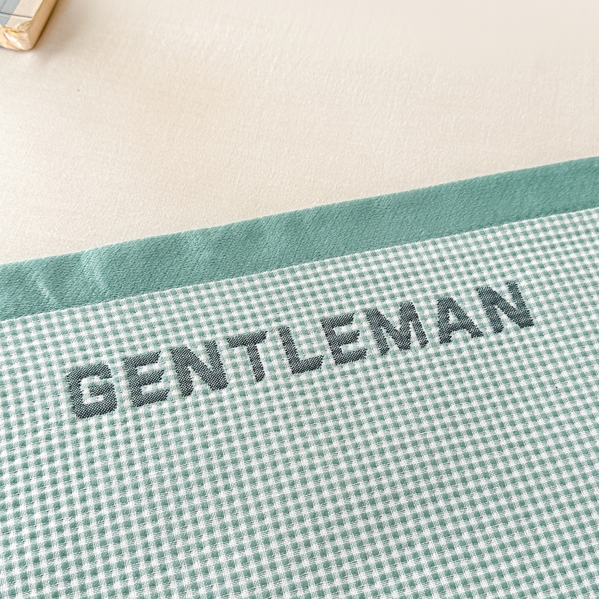 91家纺网 家纺一手货源 找家纺 沐瑟家纺 2025新款亲肤柔软纱布小米格枕巾 M兔-绿色 52*78cm枕巾/对