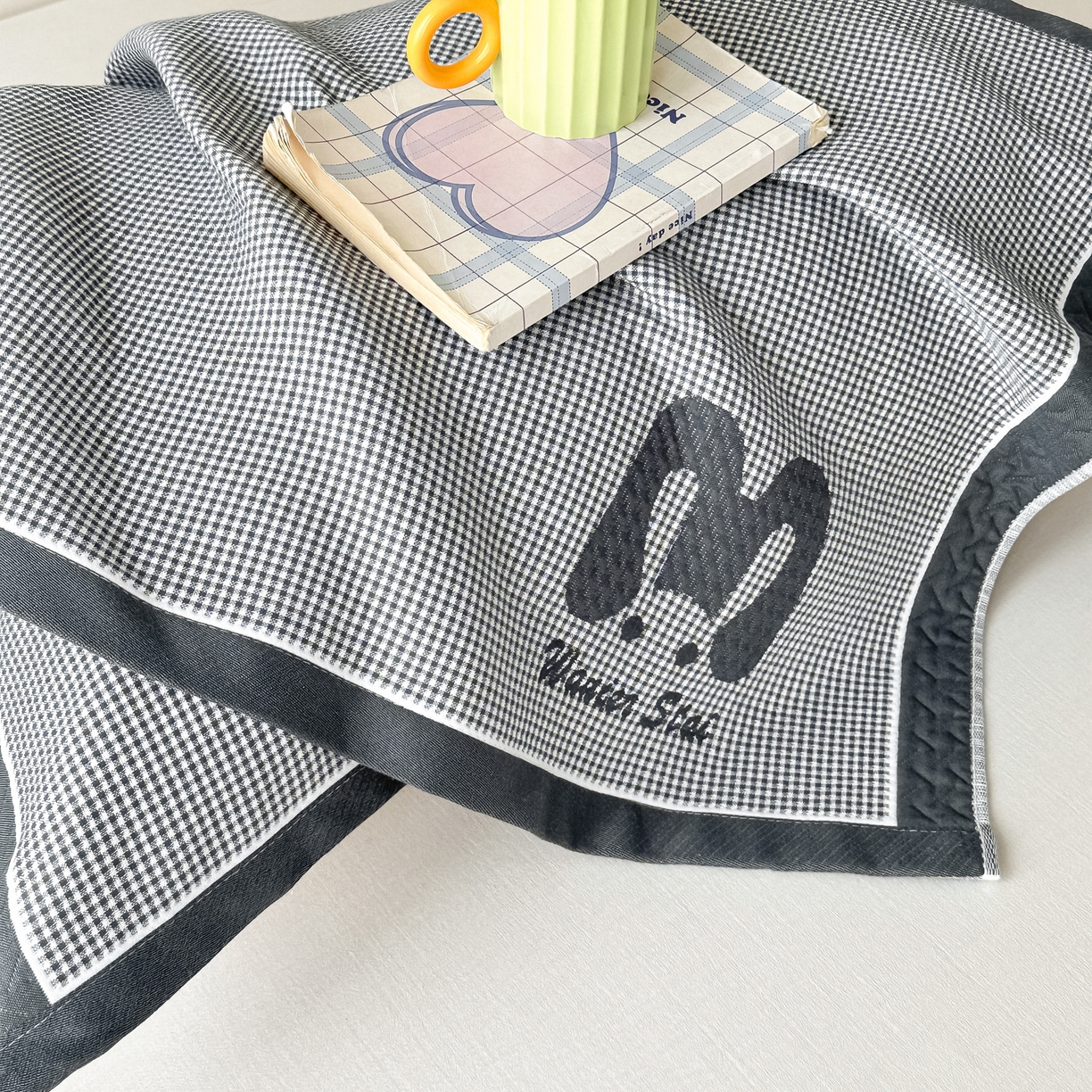 91家纺网 家纺一手货源 找家纺 沐瑟家纺 2025新款亲肤柔软纱布小米格枕巾 M兔-深灰 52*78cm枕巾/对