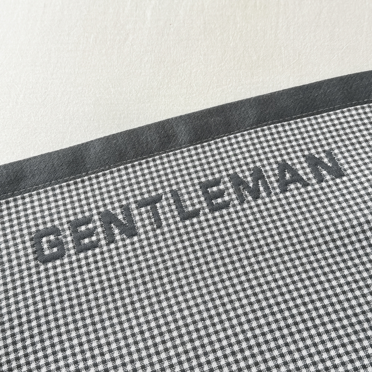 91家纺网 家纺一手货源 找家纺 沐瑟家纺 2025新款亲肤柔软纱布小米格枕巾 M兔-深灰 52*78cm枕巾/对