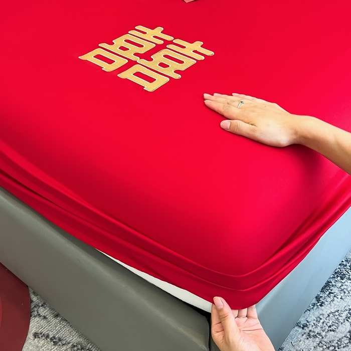 91家纺网 家纺一手货源 找家纺 极梦家纺 2025新款大红婚庆床笠三件套床垫保护套 双喜临门床笠款