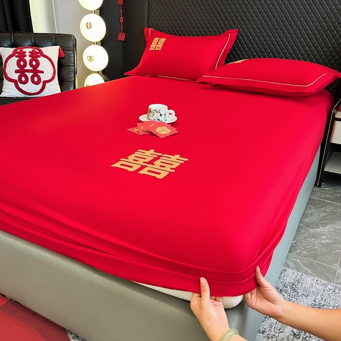 91家纺网 家纺一手货源 找家纺 极梦家纺 2025新款大红婚庆床笠三件套床垫保护套 双喜临门床笠款