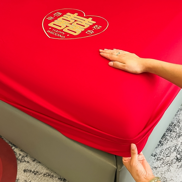 91家纺网 家纺一手货源 找家纺 极梦家纺 2025新款大红婚庆床笠三件套床垫保护套 百年好合床笠款