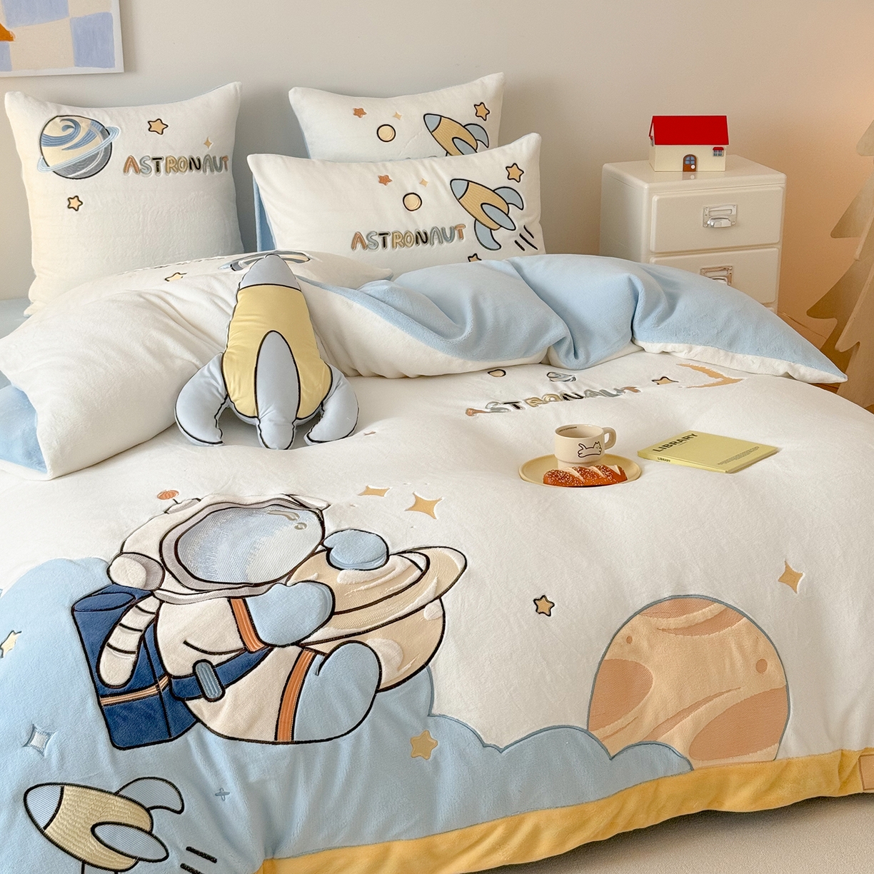 91家纺网 家纺一手货源 找家纺 （总）西西家居 2025新款全消光230g牛奶绒四件套-星辰大海 会员-20元 （各平台严格控价劵后不低于318元起!）