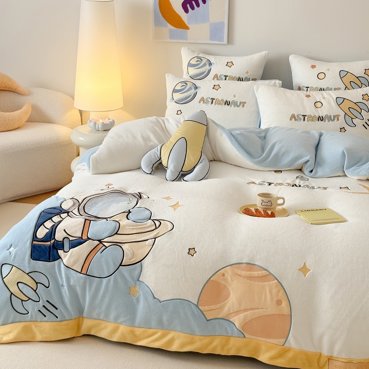 91家纺网 家纺一手货源 找家纺 （总）西西家居 2025新款全消光230g牛奶绒四件套-星辰大海 会员-20元 （各平台严格控价劵后不低于318元起!）