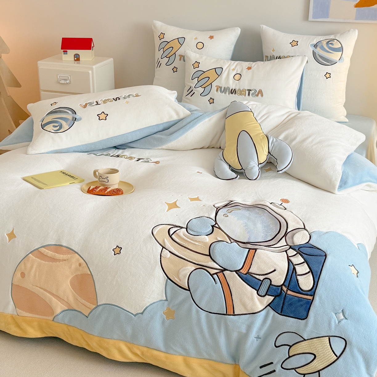 91家纺网 家纺一手货源 找家纺 （总）西西家居 2025新款全消光230g牛奶绒四件套-星辰大海 会员-20元 （各平台严格控价劵后不低于318元起!）