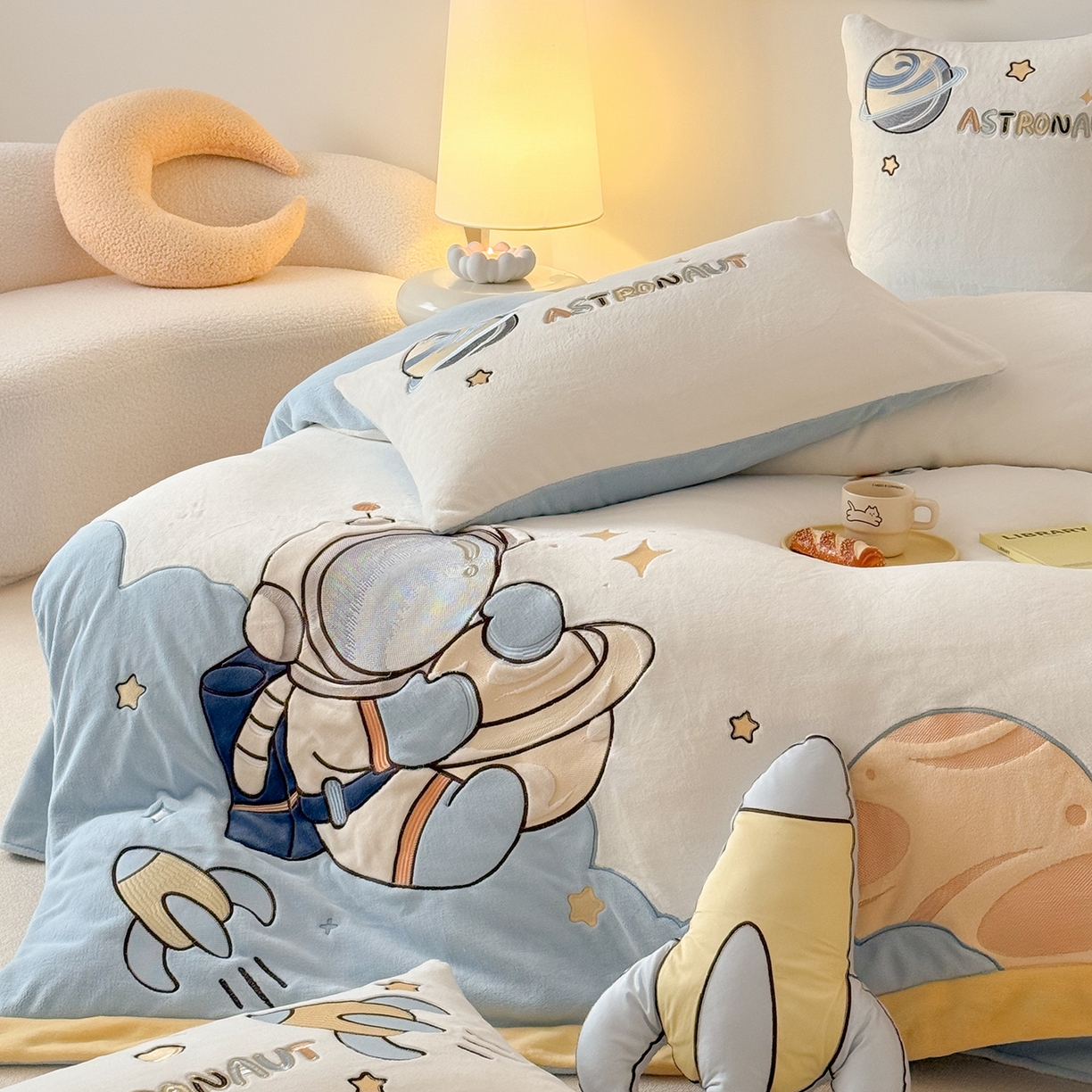 91家纺网 家纺一手货源 找家纺 （总）西西家居 2025新款全消光230g牛奶绒四件套-星辰大海 会员-20元 （各平台严格控价劵后不低于318元起!）