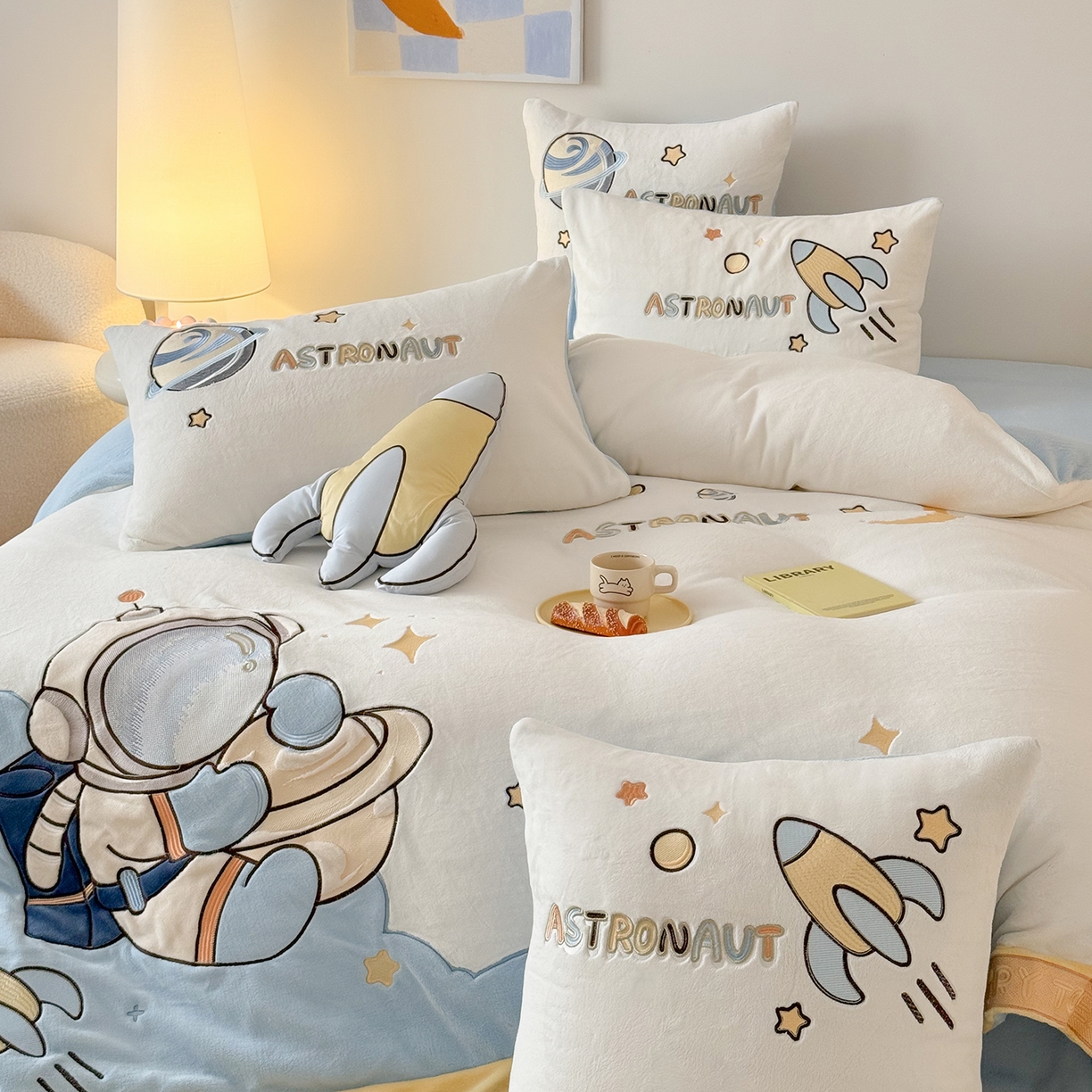 91家纺网 家纺一手货源 找家纺 （总）西西家居 2025新款全消光230g牛奶绒四件套-星辰大海 会员-20元 （各平台严格控价劵后不低于318元起!）