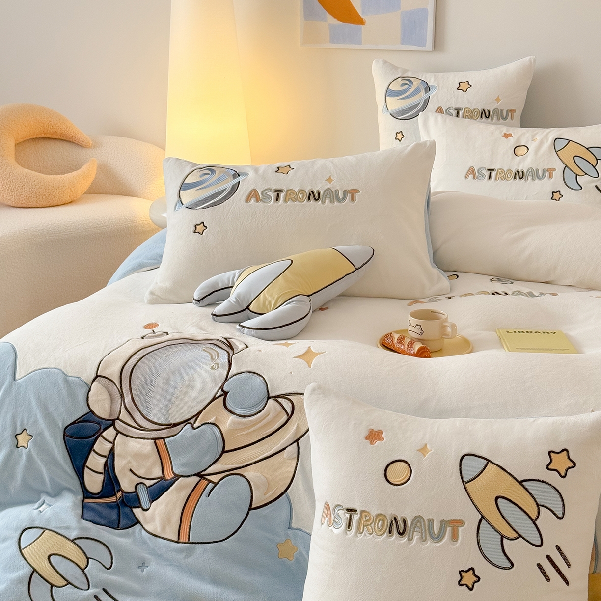 91家纺网 家纺一手货源 找家纺 （总）西西家居 2025新款全消光230g牛奶绒四件套-星辰大海 会员-20元 （各平台严格控价劵后不低于318元起!）