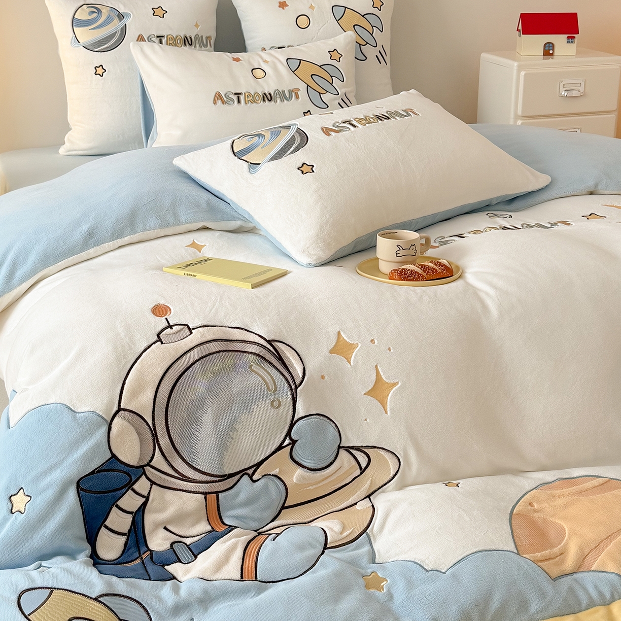 91家纺网 家纺一手货源 找家纺 （总）西西家居 2025新款全消光230g牛奶绒四件套-星辰大海 会员-20元 （各平台严格控价劵后不低于318元起!）