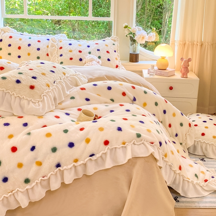 91家纺网 家纺一手货源 找家纺 米可 2025新款兔毛绒花边牛奶绒四件套 彩色波点