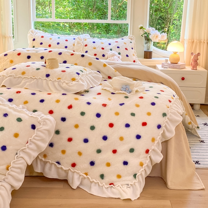 91家纺网 家纺一手货源 找家纺 米可 2025新款兔毛绒花边牛奶绒四件套 彩色波点