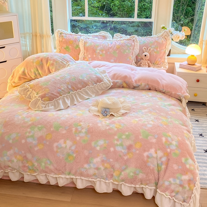 91家纺网 家纺一手货源 找家纺 米可 2025新款兔毛绒花边牛奶绒四件套 柔韵-粉