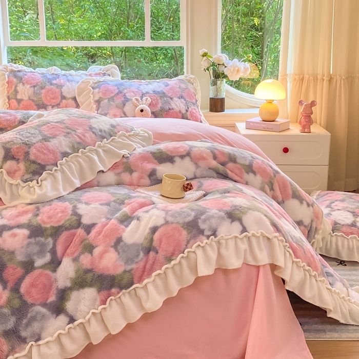 91家纺网 家纺一手货源 找家纺 米可 2025新款兔毛绒花边牛奶绒四件套 玫瑰庄园