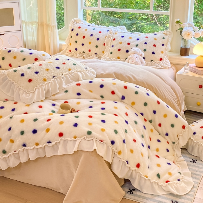 91家纺网 家纺一手货源 找家纺 米可 2025新款兔毛绒花边牛奶绒四件套 彩色波点