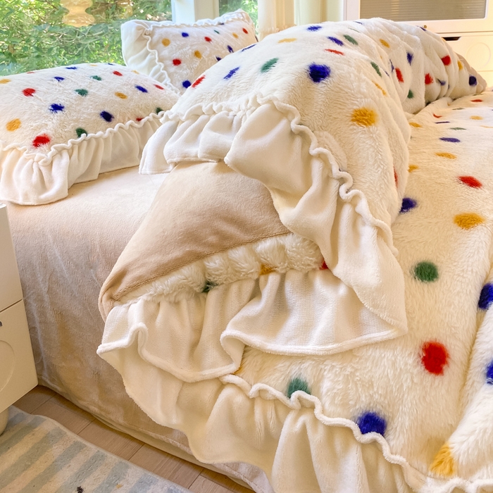 91家纺网 家纺一手货源 找家纺 米可 2025新款兔毛绒花边牛奶绒四件套 彩色波点