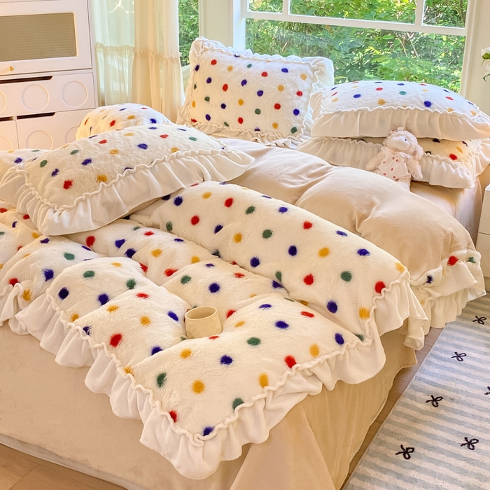 91家纺网 家纺一手货源 找家纺 米可 2025新款兔毛绒花边牛奶绒四件套 彩色波点