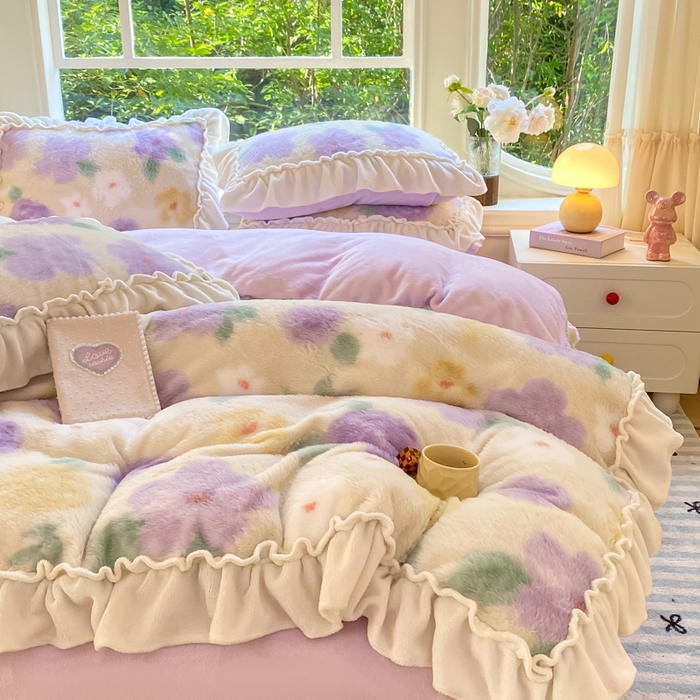 91家纺网 家纺一手货源 找家纺 米可 2025新款兔毛绒花边牛奶绒四件套 紫色花语