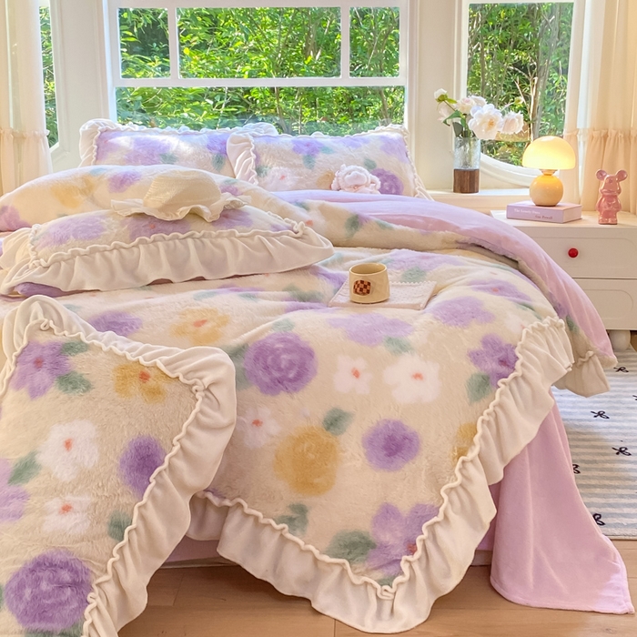 91家纺网 家纺一手货源 找家纺 米可 2025新款兔毛绒花边牛奶绒四件套 紫色花语