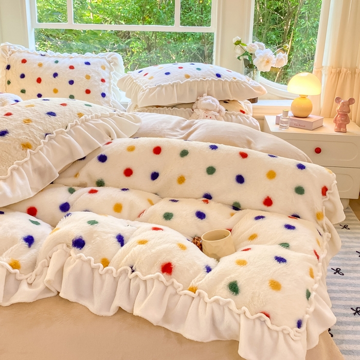 91家纺网 家纺一手货源 找家纺 米可 2025新款兔毛绒花边牛奶绒四件套 彩色波点