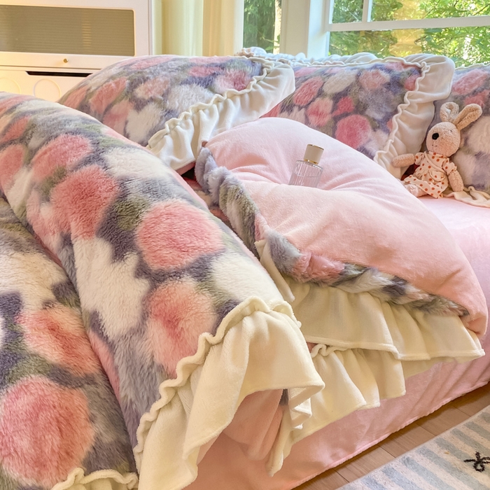 91家纺网 家纺一手货源 找家纺 米可 2025新款兔毛绒花边牛奶绒四件套 玫瑰庄园