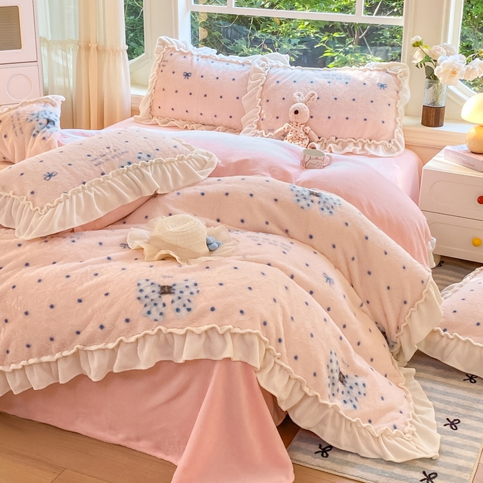 91家纺网 家纺一手货源 找家纺 米可 2025新款兔毛绒花边牛奶绒四件套 可爱蝴蝶结-粉