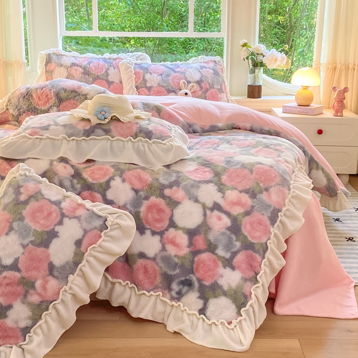 91家纺网 家纺一手货源 找家纺 米可 2025新款兔毛绒花边牛奶绒四件套 玫瑰庄园