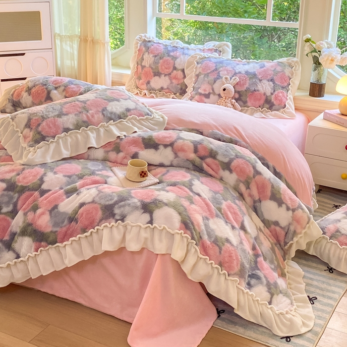 91家纺网 家纺一手货源 找家纺 米可 2025新款兔毛绒花边牛奶绒四件套 玫瑰庄园