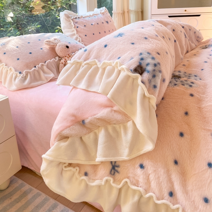 91家纺网 家纺一手货源 找家纺 米可 2025新款兔毛绒花边牛奶绒四件套 可爱蝴蝶结-粉