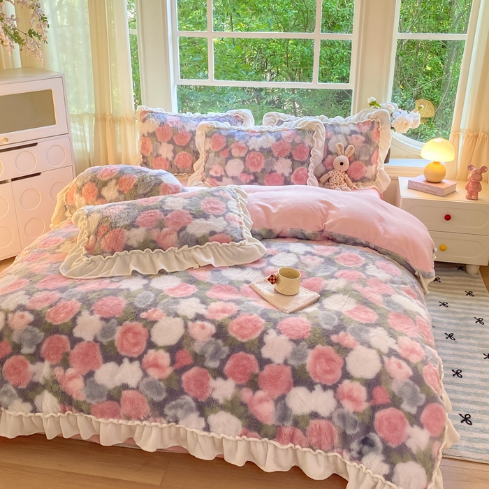 91家纺网 家纺一手货源 找家纺 米可 2025新款兔毛绒花边牛奶绒四件套 玫瑰庄园