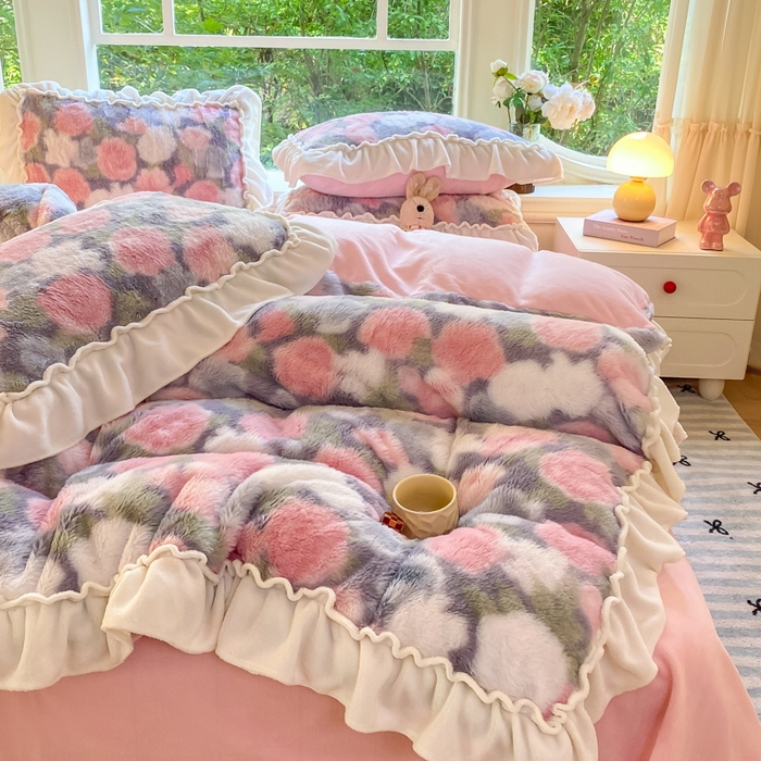 91家纺网 家纺一手货源 找家纺 米可 2025新款兔毛绒花边牛奶绒四件套 玫瑰庄园