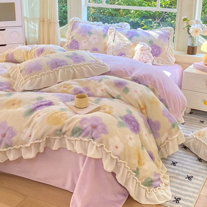 91家纺网 家纺一手货源 找家纺 米可 2025新款兔毛绒花边牛奶绒四件套 紫色花语