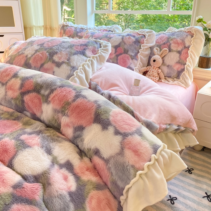 91家纺网 家纺一手货源 找家纺 米可 2025新款兔毛绒花边牛奶绒四件套 玫瑰庄园