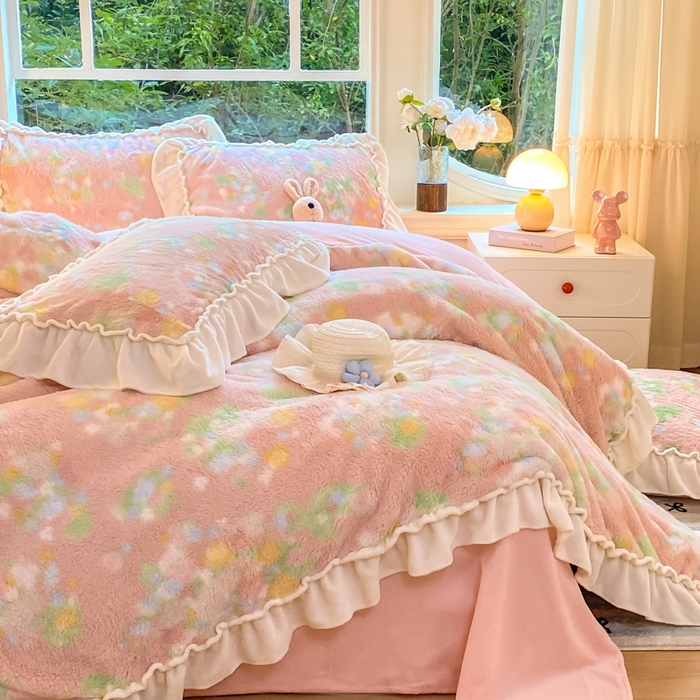 91家纺网 家纺一手货源 找家纺 米可 2025新款兔毛绒花边牛奶绒四件套 柔韵-粉