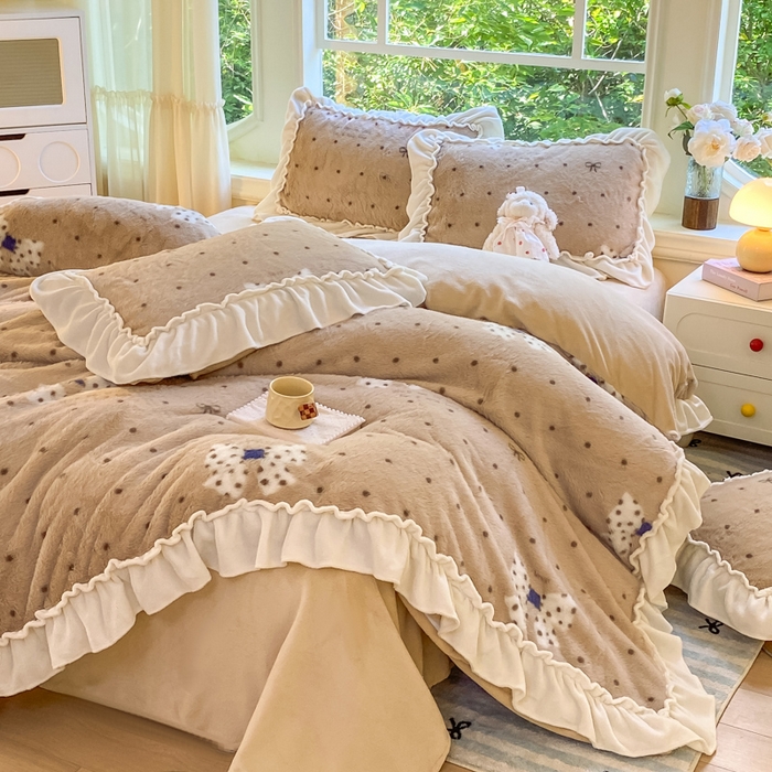 91家纺网 家纺一手货源 找家纺 米可 2025新款兔毛绒花边牛奶绒四件套 可爱蝴蝶结-咖