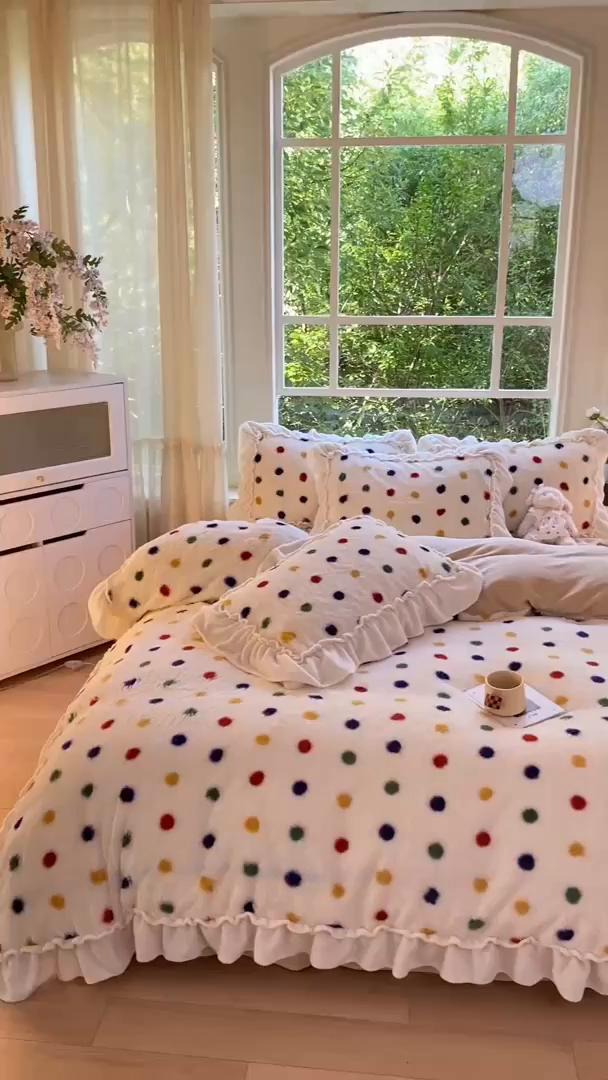 91家纺网 家纺一手货源 找家纺 米可 2025新款兔毛绒花边牛奶绒四件套 彩色波点