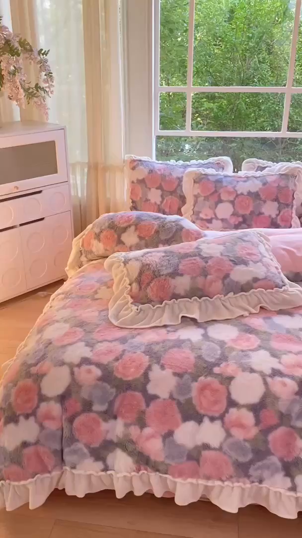 91家纺网 家纺一手货源 找家纺 米可 2025新款兔毛绒花边牛奶绒四件套 玫瑰庄园