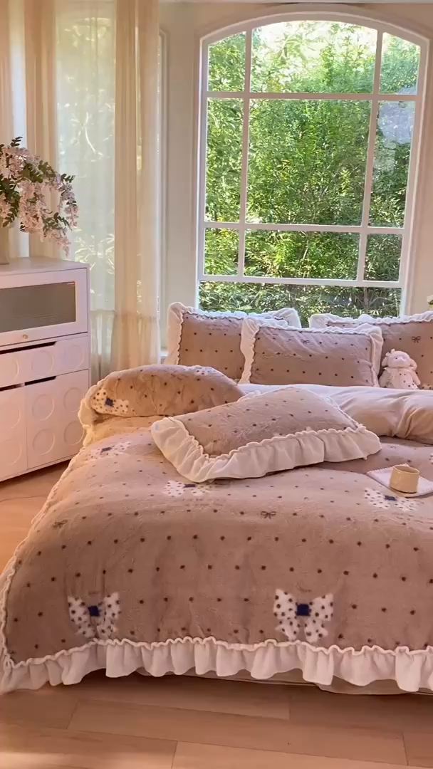 91家纺网 家纺一手货源 找家纺 米可 2025新款兔毛绒花边牛奶绒四件套 可爱蝴蝶结-咖