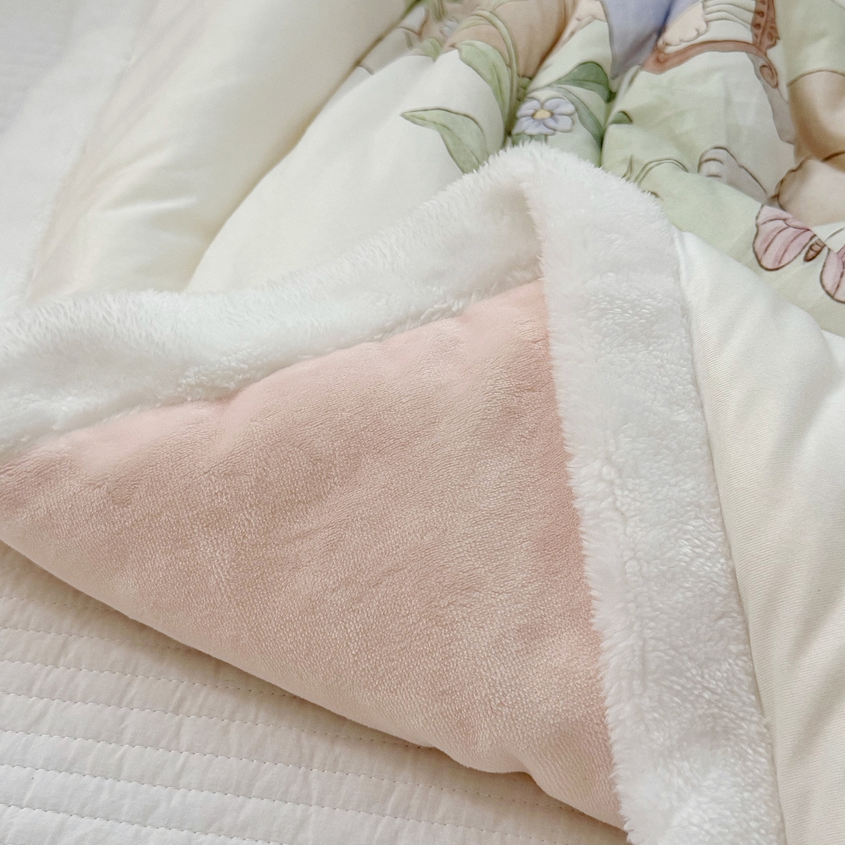 91家纺网 家纺一手货源 找家纺 荷马之梦 2025新款A类针织棉牛奶绒大豆纤维春秋被冬被儿童被芯幼儿园被子-奶芙系列 奶芙-仲夏节乐园