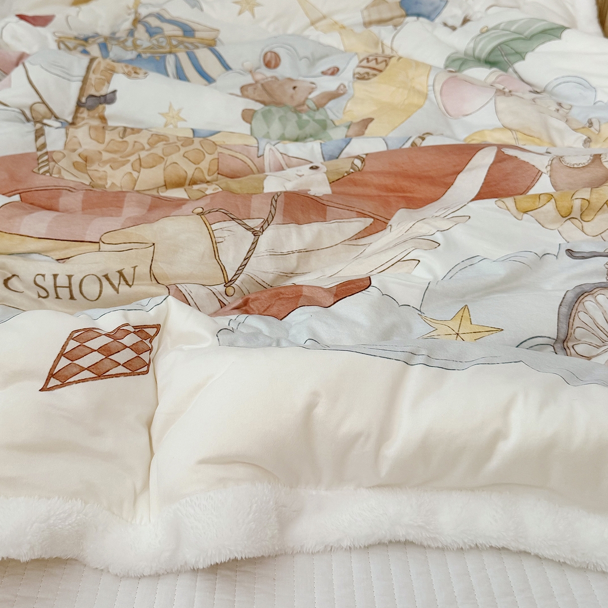 91家纺网 家纺一手货源 找家纺 荷马之梦 2025新款A类针织棉牛奶绒大豆纤维春秋被冬被儿童被芯幼儿园被子-奶芙系列 奶芙-云上演出