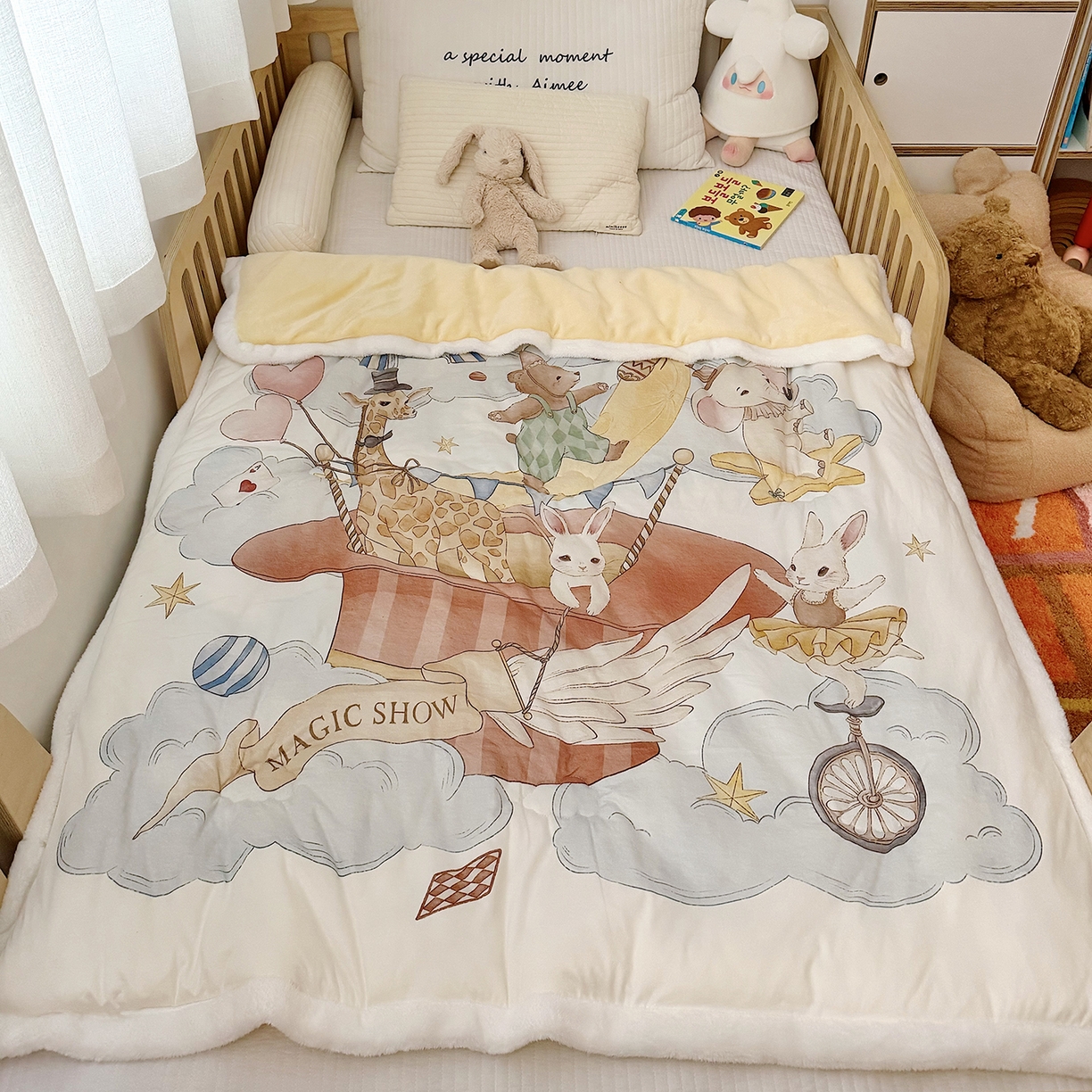 91家纺网 家纺一手货源 找家纺 荷马之梦 2025新款A类针织棉牛奶绒大豆纤维春秋被冬被儿童被芯幼儿园被子-奶芙系列 奶芙-云上演出