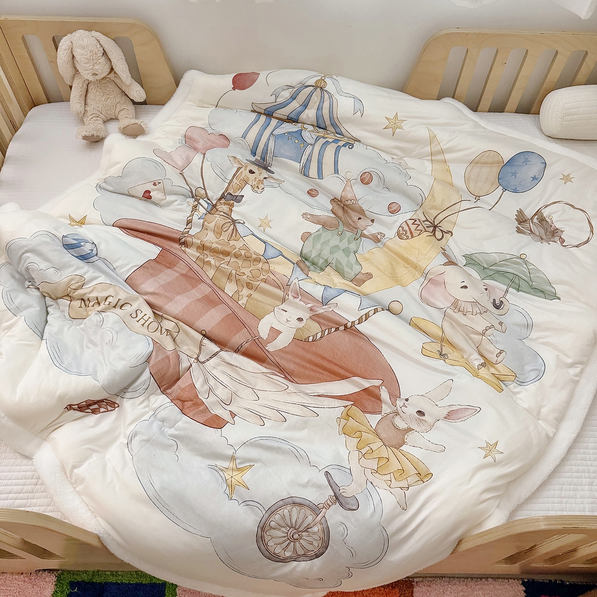 91家纺网 家纺一手货源 找家纺 荷马之梦 2025新款A类针织棉牛奶绒大豆纤维春秋被冬被儿童被芯幼儿园被子-奶芙系列 奶芙-云上演出