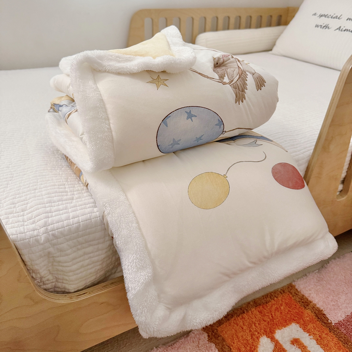 91家纺网 家纺一手货源 找家纺 荷马之梦 2025新款A类针织棉牛奶绒大豆纤维春秋被冬被儿童被芯幼儿园被子-奶芙系列 奶芙-云上演出